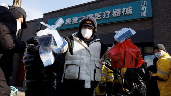 新冠病毒持續爆發，一名北京市民從藥店取藥出來