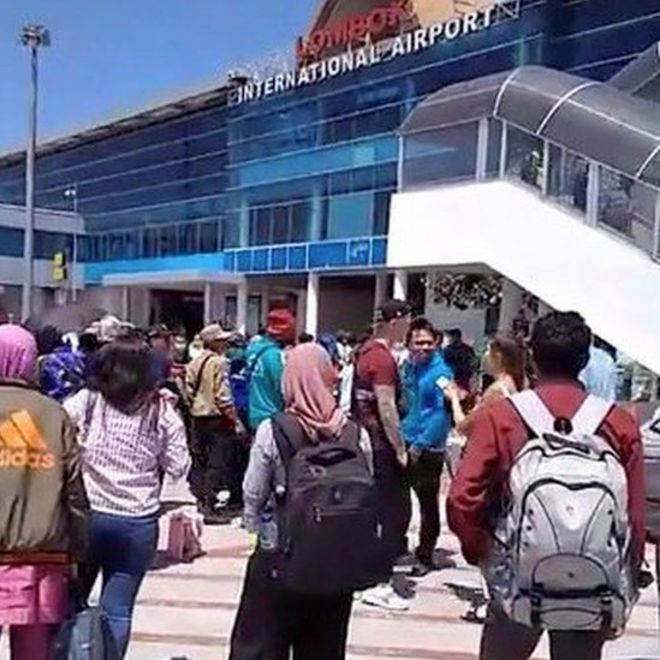 Люди эвакуируются из международного аэропорта Ломбок после землетрясения на этом неподвижном изображении, полученном из видео в социальных сетях