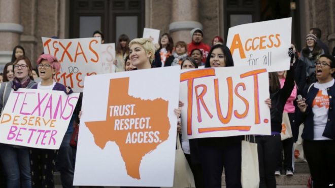 Студенты колледжа и борцы за права на аборты держат знаки во время митинга на ступенях Капитолия Техаса в Остине, штат Техас - 26 февраля 2015 года
