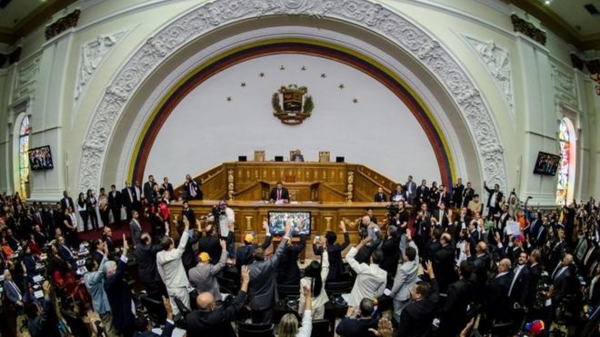 Депутаты приносят присягу во время инаугурации Национального собрания в Каракасе, Венесуэла, 5 января 2015 года