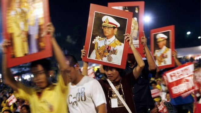 Демонстранты за демократию держат портреты короля Таиланда Пумипона Адульядета и королевы Сирикит во время митинга, состоявшегося 14 июня 2007 года в Бангкоке, в знак протеста против правительства, поддерживаемого вооруженными силами, и призыва к возвращению свергнутого премьер-министра Таиланда Таксина Шинаватры