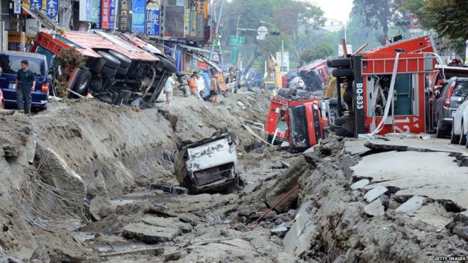 Общий вид показывает поврежденную дорогу после взрывов газа в южном тайваньском городе Гаосюн 1 августа 2014 года
