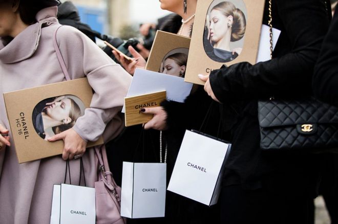 Приглашения и сумки от Chanel были замечены на выставке Chanel couture в Grand Palais 26 января 2016 года в Париже, Франция.