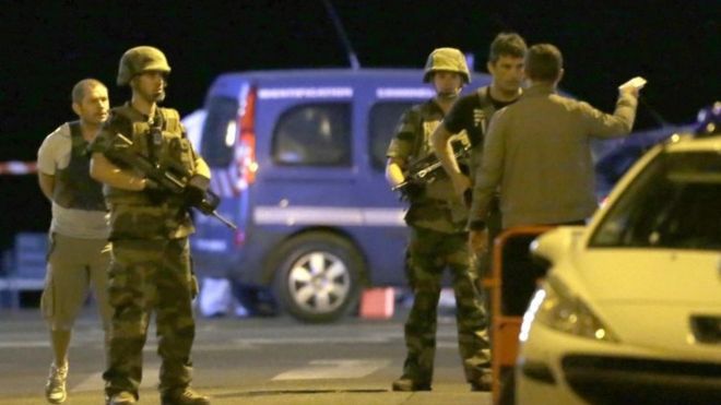 Французская полиция и солдаты патрулируют в Ницце. Фото: 15 июля 2016 г.