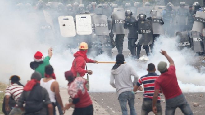 Сторонники кандидата в президенты Сальвадора Насраллы вступают в конфликт с ОМОНом, ожидая официальных результатов президентских выборов в Тегусигальпе, Гондурас, 30 ноября 2017 года