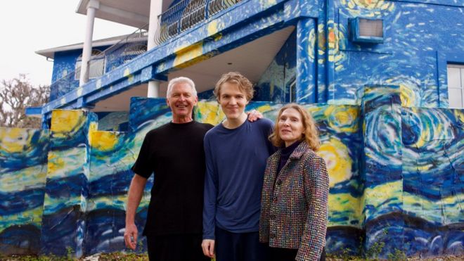 Lubomir Jastrzebski y Nancy Nembhauser con su hijo afuera de su casa en Mount Dora, Florida.