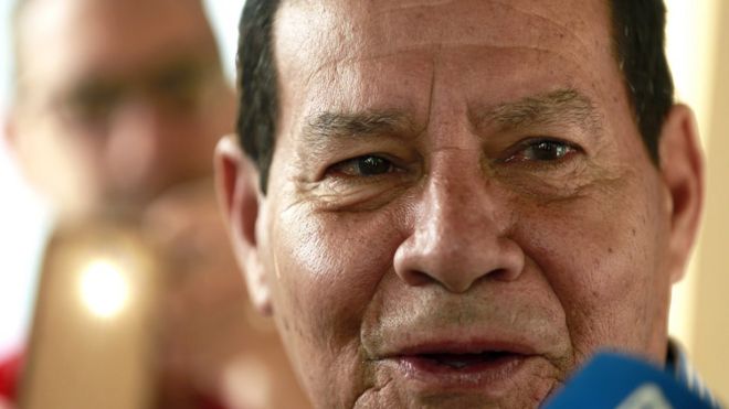 General MourÃ£o sorri ao dar entrevista