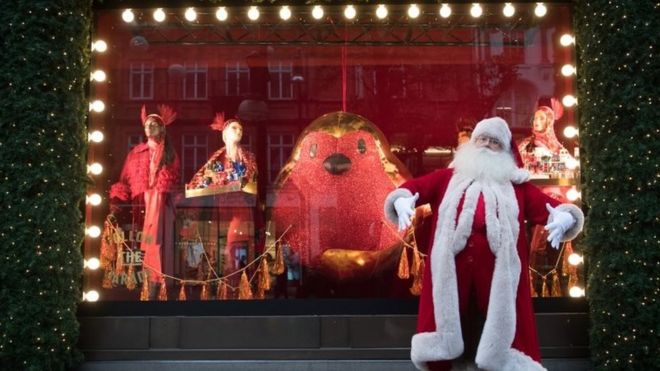 Санта с рождественской витриной в Селфриджес, на Оксфорд-стрит