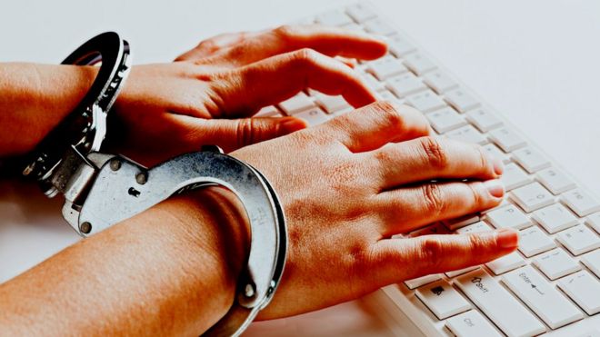 ஃபேஸ்புக், ட்விட்டர், வாட்ஸ்ஆப்பை முடக்கும் அரசுகள் - காரணம் என்ன?