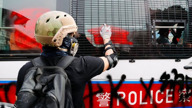 Демонстрант рисует на полицейской машине во время акции протеста против атак Юэнь Лун в Юэн Луне, Новые Территории, Гонконг, Китай 27 июля 2019 г.