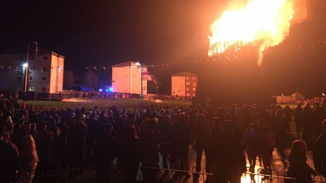 Большая толпа людей наблюдала, как в среду вечером зажигался костер в Драмилли-Грин