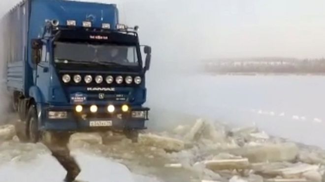 Семья Загаровых уже почти 20 лет возит продукты в отдаленные якутские деревни на грузовиках.