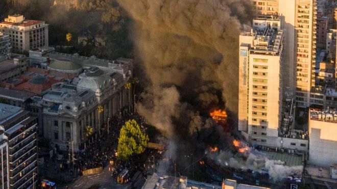 Un centro comercial se incendia en Santiago