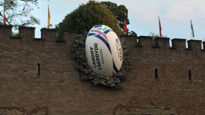 Мяч для регби в стене замка Кардиффа