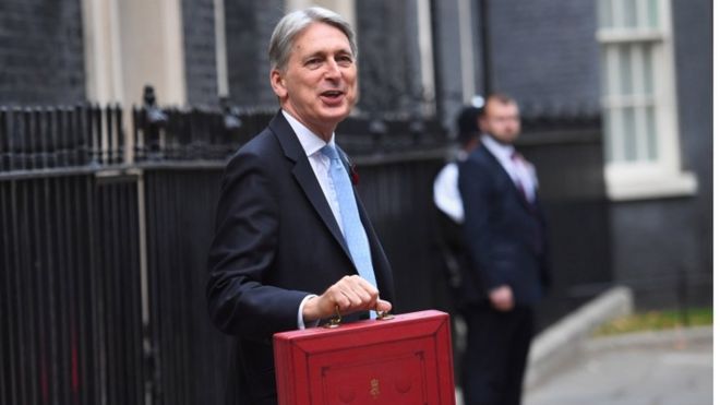Филипп Хаммонд, канцлер, держит свою красную коробку