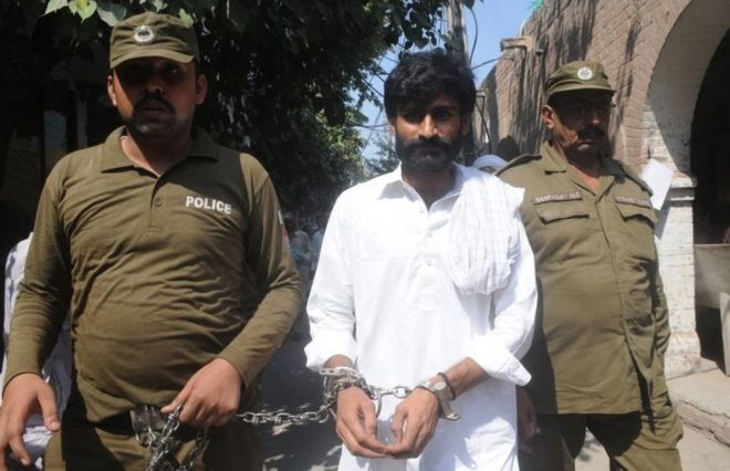 Полиция сопровождает Васима (С), брата убитой пакистанской знаменитости в социальных сетях Кандила Балоча, в суд в Мултане, Пакистан, 27 сентября 2019 г.