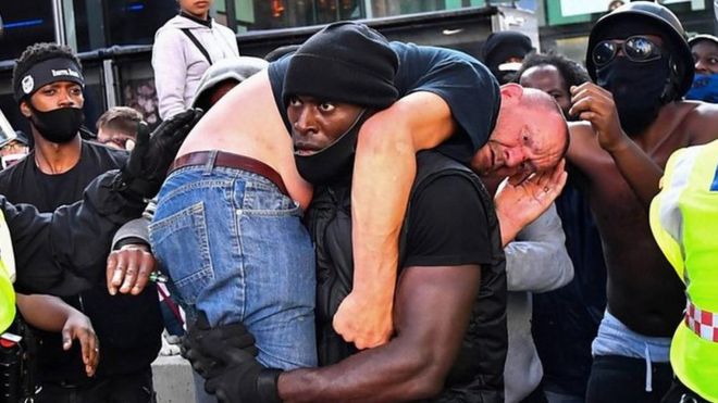 A Londres, un manifestant sauvé par des protestataires du camp adverse.