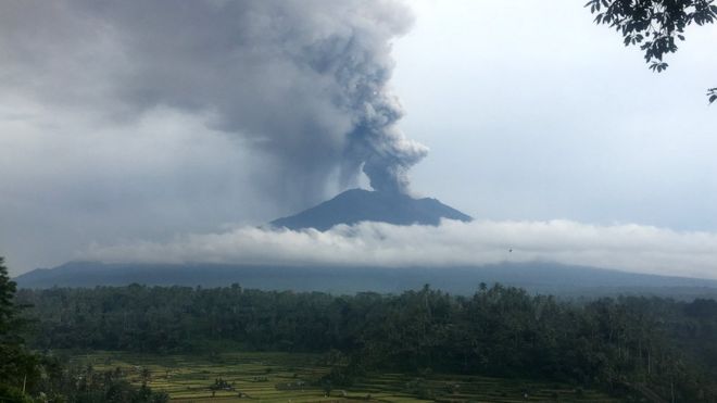 Дым и пепел поднимаются с горы Агунг