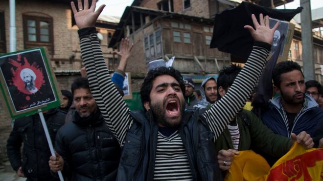 Мусульманин-шиит Кашмири выкрикивает лозунги против казни шейха Нимра во время акции протеста в Сринагаре