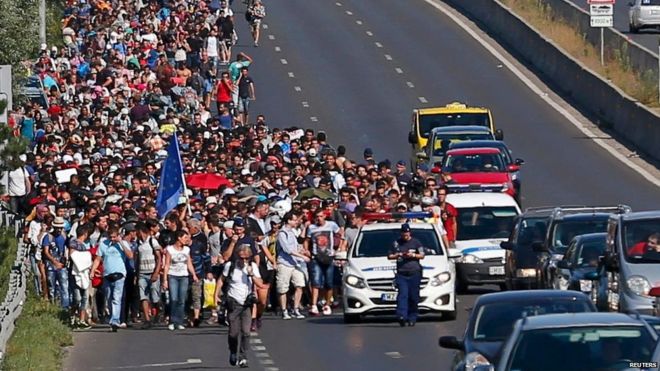 Сотни мигрантов идут по автомагистрали в Будапеште (4 сентября)