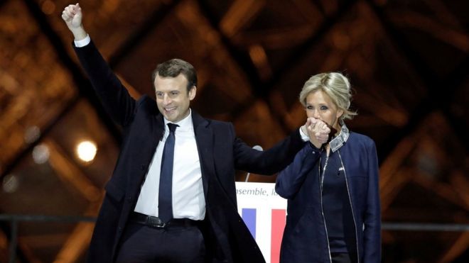 Emmanuel Macron na mkewe Brigitte Trogneux wakisherehekea ushindi jukwaani eneo la Louvre, Paris