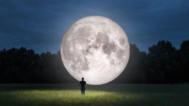 мужчина и изорбажение Луны на поляне