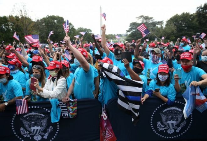 Сторонники президента США Дональда Трампа присутствуют на предвыборном митинге президента на Южной лужайке Белого дома, назвав его «мирным протестом» в Вашингтоне, США, 10 октября 2020 г.