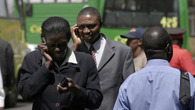Люди, использующие мобильные телефоны в Найроби