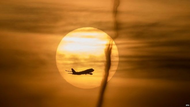 Самолет на фоне заходящего солнца