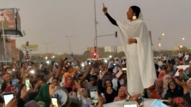 ناشطة سودانية أصبحت "أيقونة" الاعتصام في السودان