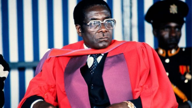 Премьер-министр Зимбабве Роберт Мугабе следит за тем, чтобы в июле 1984 года в Университете Хараре ему была присуждена награда доктора Honoris Causa. Мугабе, первый премьер-министр Зимбабве (в 1980 году) и президент (в 1987 году), родился в Кутаме в 1924 году (бывшая Южная Родезия)