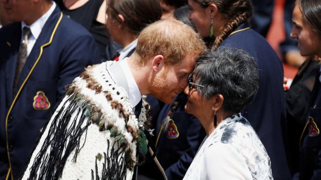 Герцог Сассексский получает традиционное приветствие маори хонги во время посещения Те Папайору Марае 31 октября 2018 года в Роторуа, Новая Зеландия.