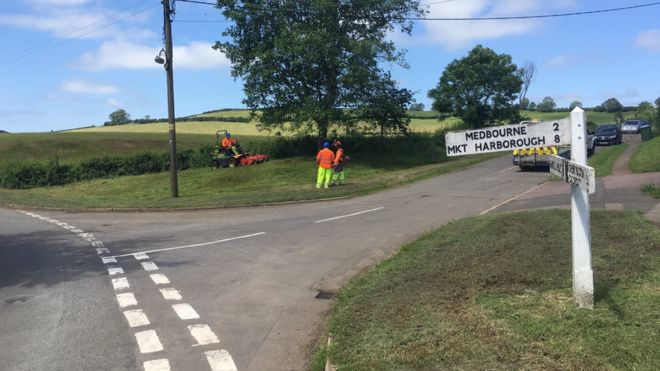 Стрижка травы на краю травы в Лестершире