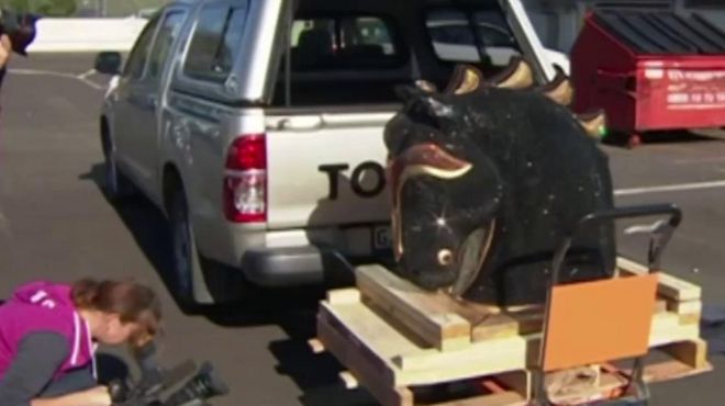 Полиция Новой Зеландии обнаружила огромную партию кокаина – самую большую в истории страны - в скульптуре в виде головы лошади, инкрустированной стразами.