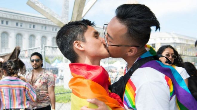 Una pareja se besa durante el desfile del Día del Orgullo en San Francisco.
