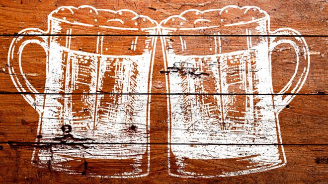 Dibujo de cervezas en mesa de madera