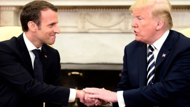 会談するマクロン仏大統領（左）とトランプ米大統領