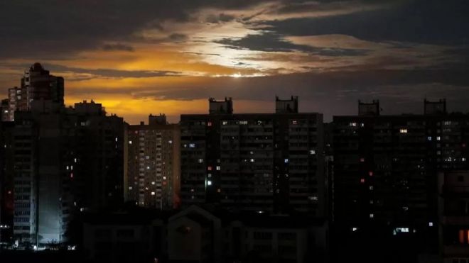 Une ville ukrainienne dans le noir