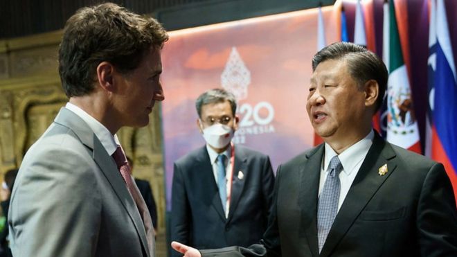 El presidente chino, Xi Jinping, y el primer ministro canadiense, Justin Trudeau, conversando en el G20.