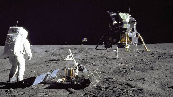 Aldrin desplegando el experimento sísmico en la Luna