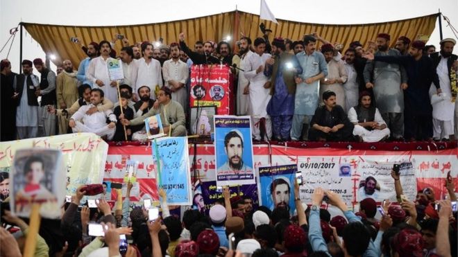 Протестующие Пуштунского движения защиты собрались на открытом митинге в Пешаваре 8 апреля 2018 года.
