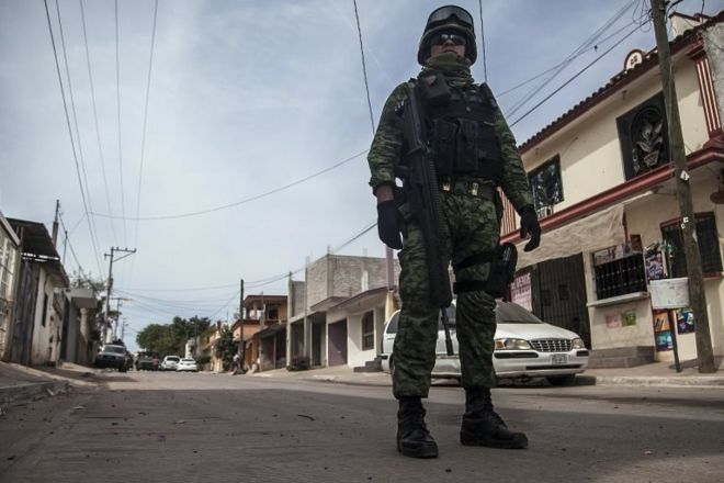 Мексиканские солдаты патрулируют во время операции против предполагаемых членов организованной преступности в Кулиакан, штат Синоалоа, Мексика, 16 февраля 2018 года