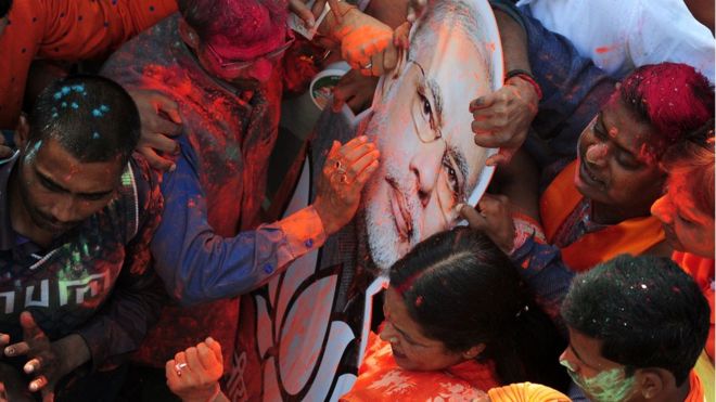 Индийские сторонники партии «Бхаратия джаната» (БДП) празднуют возле офиса партии, поскольку голоса в государственном собрании подсчитываются в Лакхнау 11 марта 2017 года.