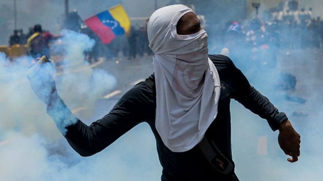 4 claves que explican por qué es diferente la nueva ola de protestas en Venezuela contra el gobierno de Nicolás Maduro _95622700_protestasafp2