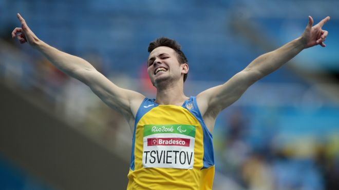 La alegría de Ihor Tsvietov al ganar su serie de los 100 metros T35.