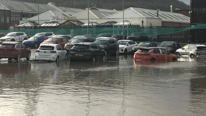 Затопленные автомобили у Hutchings Motor Group в Понтипридде
