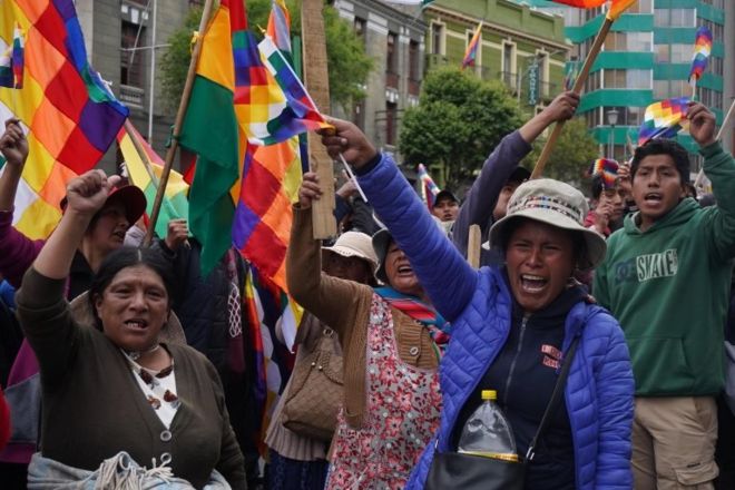 Resultado de imagen para imagenes de represión indigena boliviana con bandera