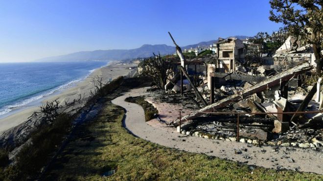 Остатки роскошного дома на побережье вдоль сообщества Pacific Coast Highway в Пойнт-Думе в Малибу, штат Калифорния, 11 ноября 2018 года