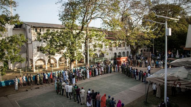 Длинные очереди избирателей на избирательном участке в Гамбии