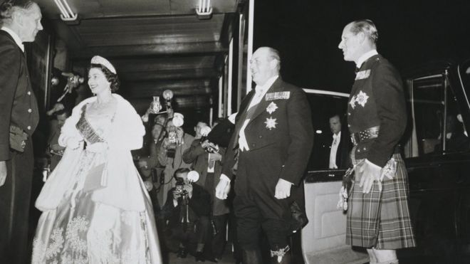Это бледно-синее шелковое вечернее платье из шёлка было надето в Королевском лицее в Эдинбурге во время государственного визита короля Норвегии Олава в 1962 году по проекту сэра Нормана Хартнелла